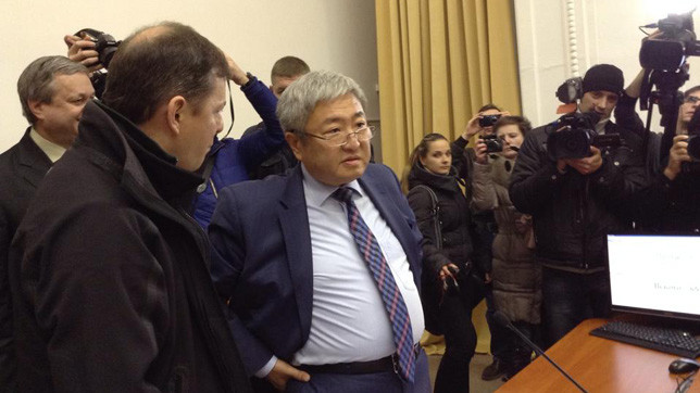 Митингующие прорвались на сессию горсовета.