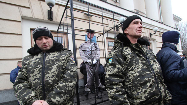 Митингующие прорвались на сессию горсовета.