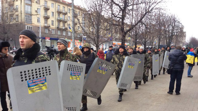 Митингующие прорвались на сессию горсовета.