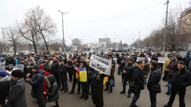 Митингующие прорвались на сессию горсовета.