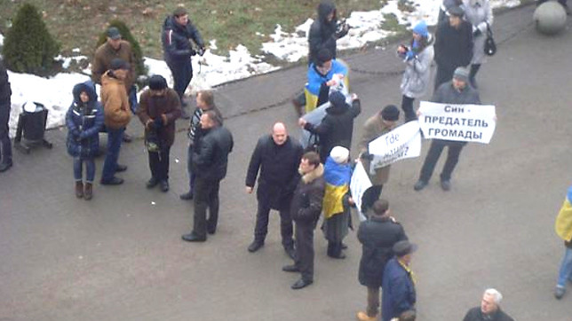 Митингующие прорвались на сессию горсовета.