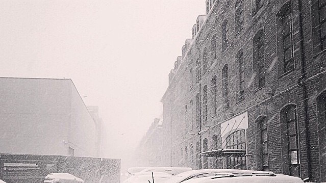 Москвичи давно не видели такого снегопада.