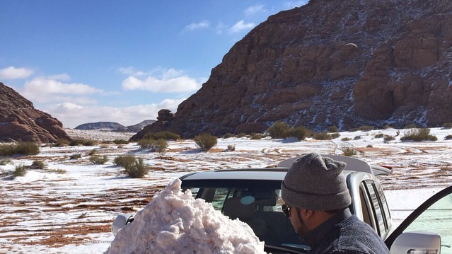 Саудиты обрадовались снегу.