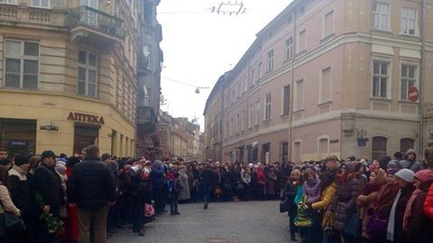 Проститься с Кузьмой пришли сотни его почитателей.