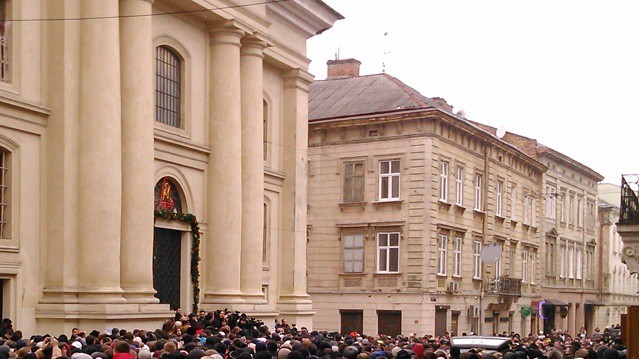 Вулиця біля храму заповнена людьми