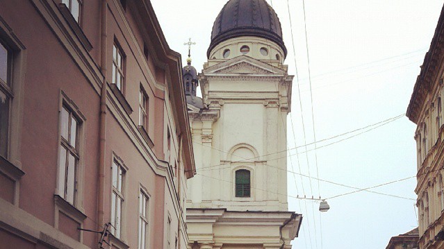 Вулиця біля храму заповнена людьми