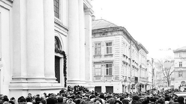 Вулиця біля храму заповнена людьми