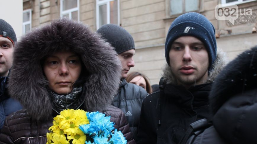 Вулиця біля храму заповнена людьми