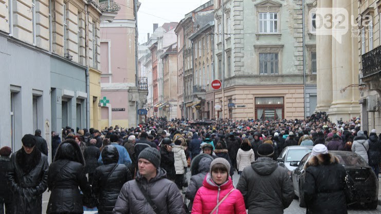 Вулиця біля храму заповнена людьми