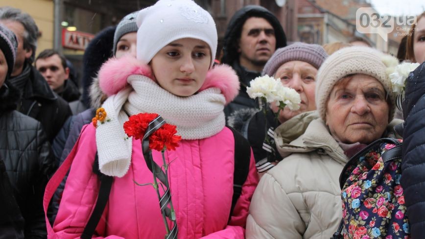 Вулиця біля храму заповнена людьми