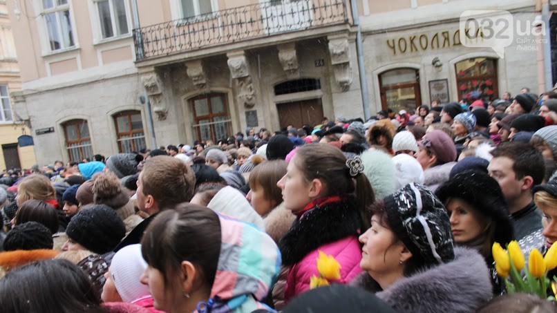 Вулиця біля храму заповнена людьми