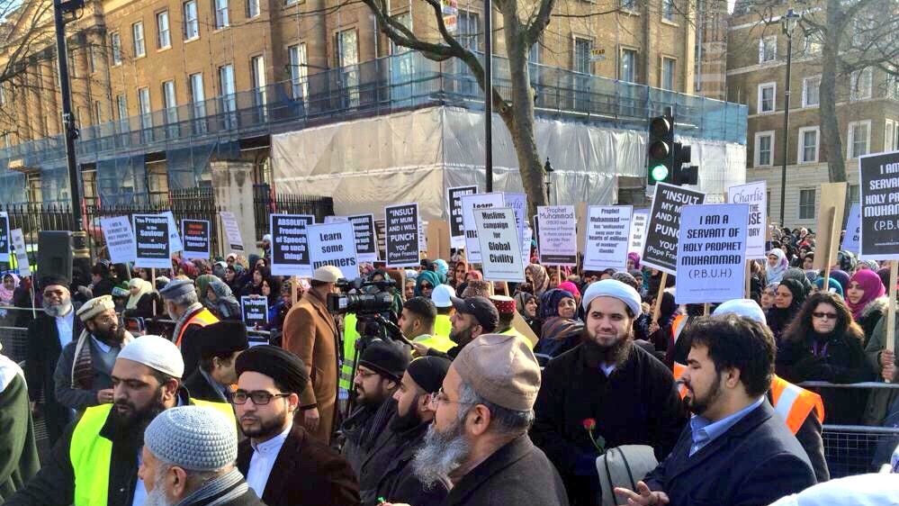 В руках у демонстрантов были плакаты со словами "Чарли и фабрика оскорблений", "Любим пророка больше своей жизни" и "Научитесь хорошим манерам!"