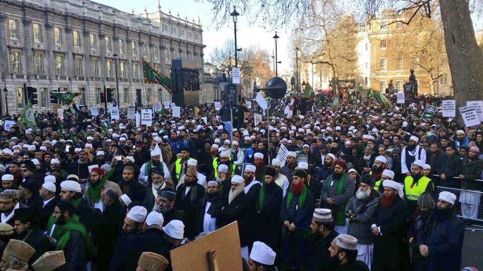 В руках у демонстрантов были плакаты со словами "Чарли и фабрика оскорблений", "Любим пророка больше своей жизни" и "Научитесь хорошим манерам!"