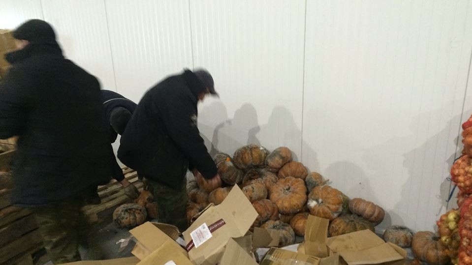 Овочі на складі ринку "Азовський" пролежали три тижні