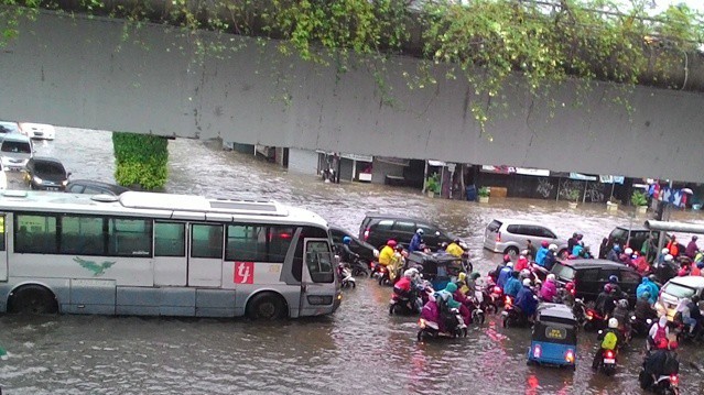 Рівень води на вулицях Джакарти вражає індонезійців