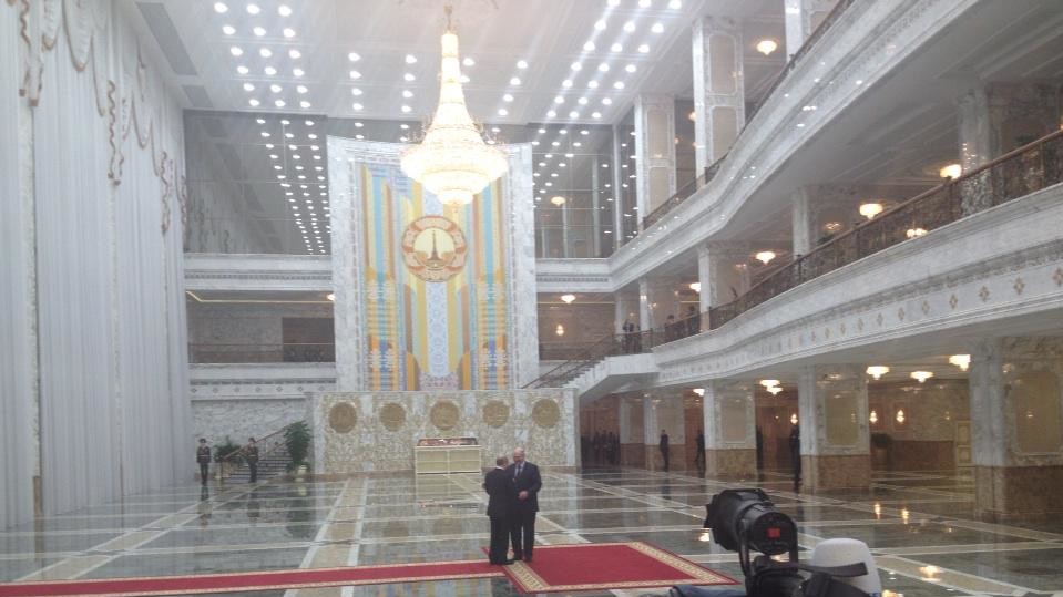 Мінські переговори втомили всіх присутніх у Палаці Незалежності