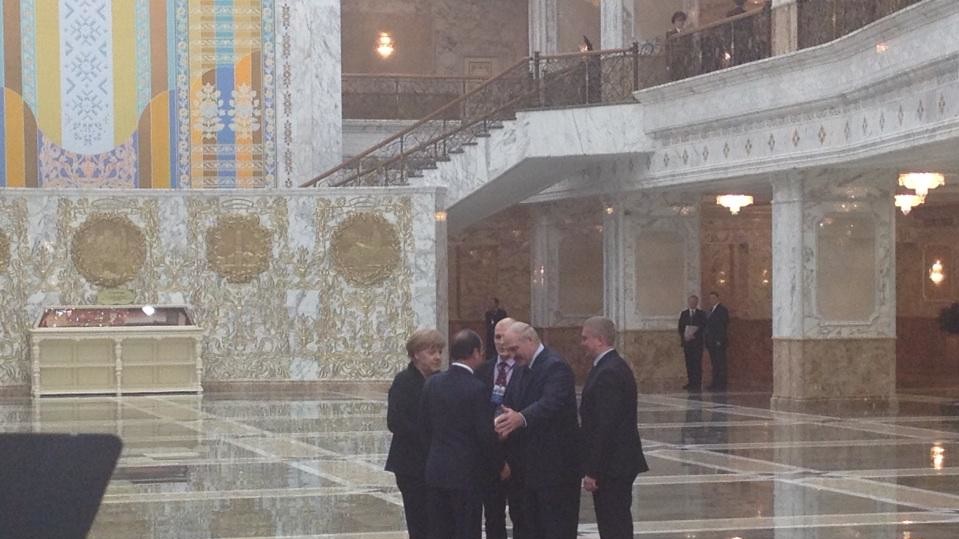 Мінські переговори втомили всіх присутніх у Палаці Незалежності