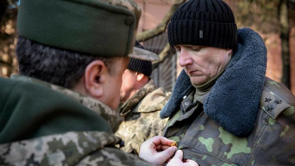 Порошенко присвоил звание Героя Украины Сергею Шаптале, командиру 128 бригады