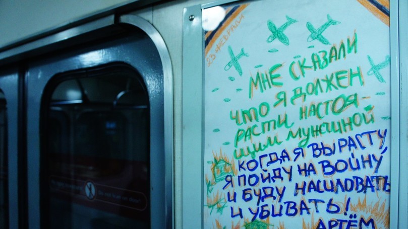 Фото антивоенных постеров привлекли внимание в соцсетях