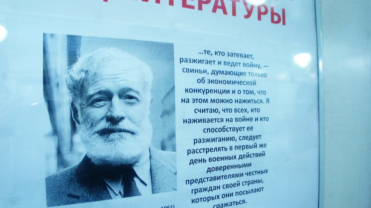 Фото антивоенных постеров привлекли внимание в соцсетях