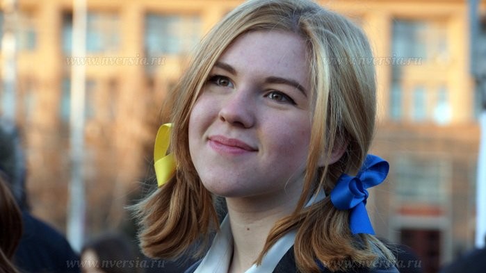 Дівчина з жовто-синіми стрічками