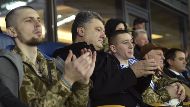 Порошенко на стадионе вместе с военными