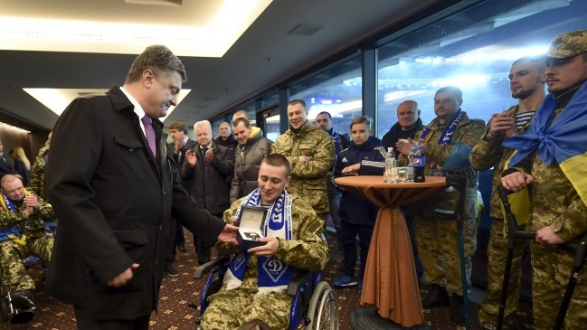 Порошенко на стадионе вместе с военными