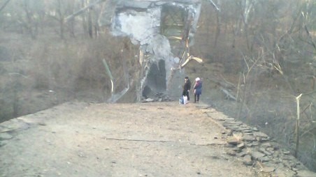 На фото, распространяемых в соцсетях, видно обрушения пролета моста