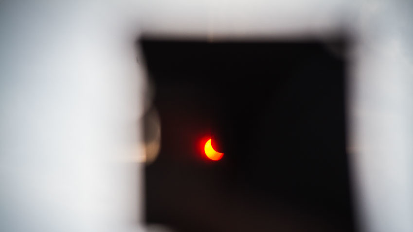 Кияни з цікавістю спостерігали затемнення сонця