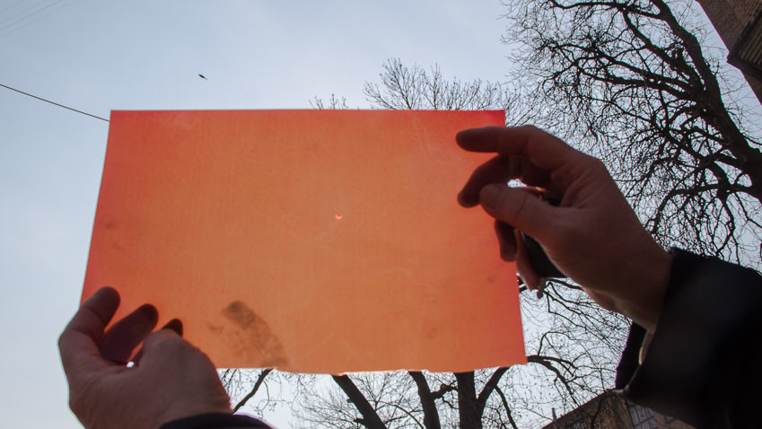 Киевляне с интересом наблюдали затмение солнца