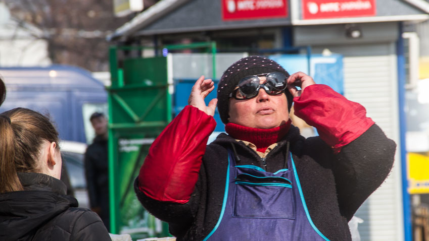 Киевляне с интересом наблюдали затмение солнца