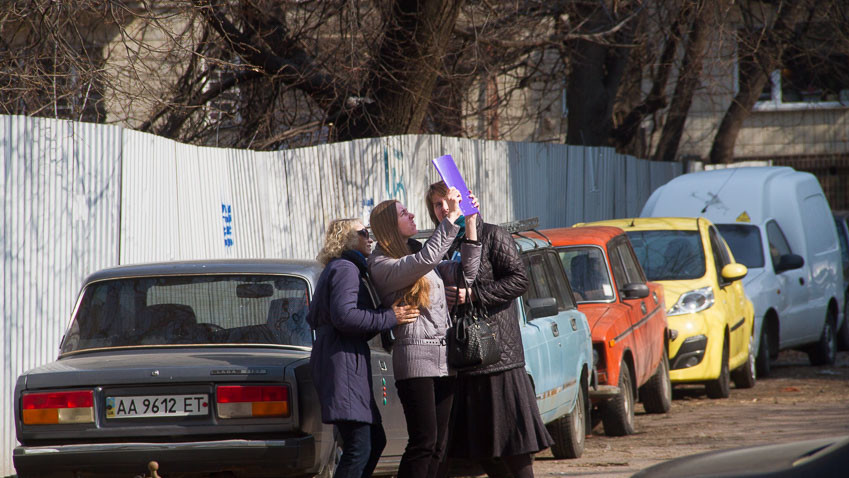 Киевляне с интересом наблюдали затмение солнца