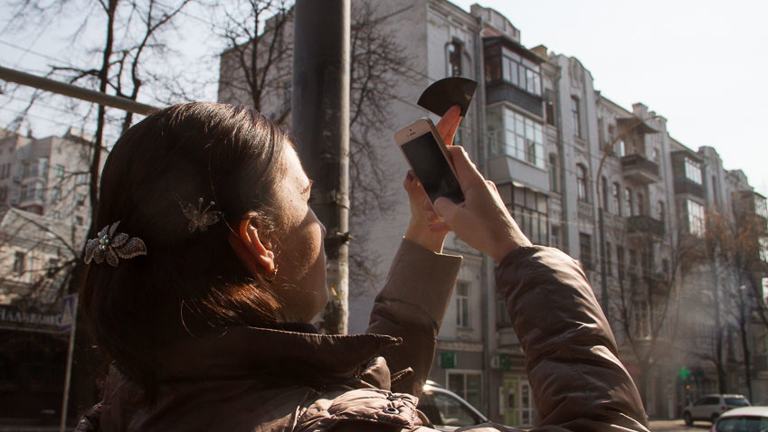 Киевляне с интересом наблюдали затмение солнца