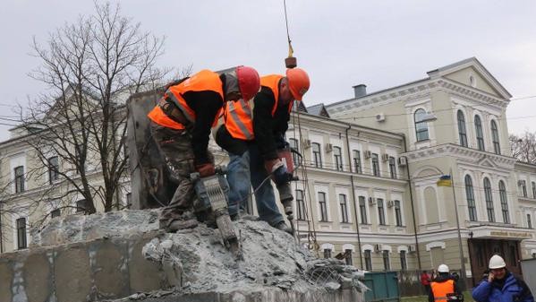 Флагшток відремонтують до суботи.