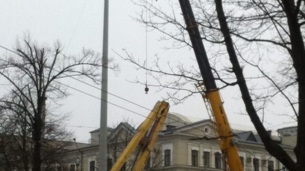 Флагшток відремонтують до суботи.