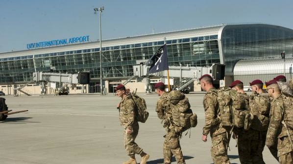 Американские десантники прибыли в международный аэропорт "Львов"