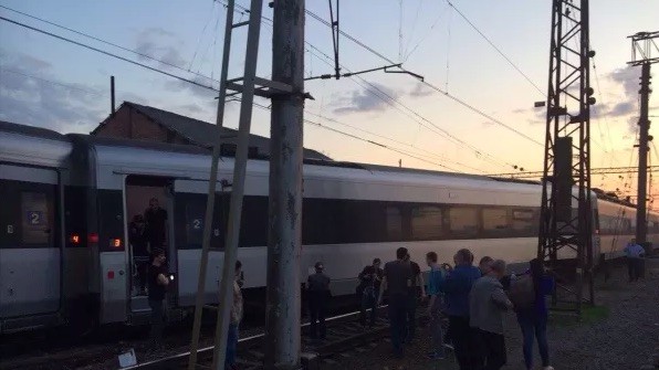 Третий вагон полностью сошел с рельсов