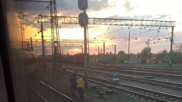 Третий вагон полностью сошел с рельсов