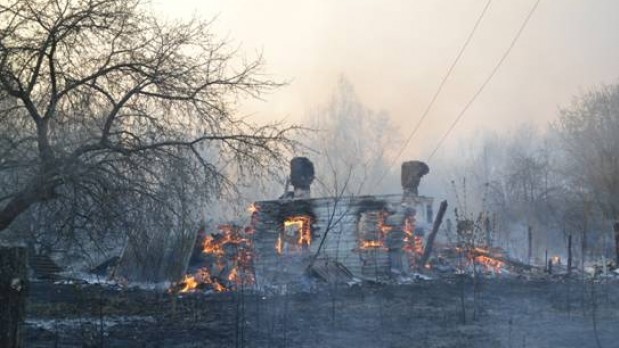 Сотні рятувальників гасять пожежу в Чорнобильській зоні