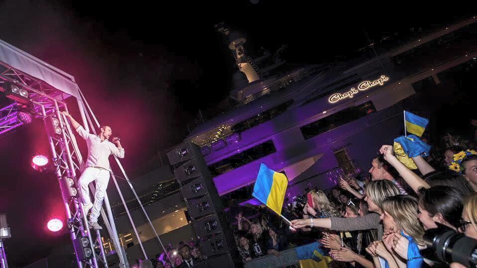 Святослав Вакарчук родился 14 мая 1975 года