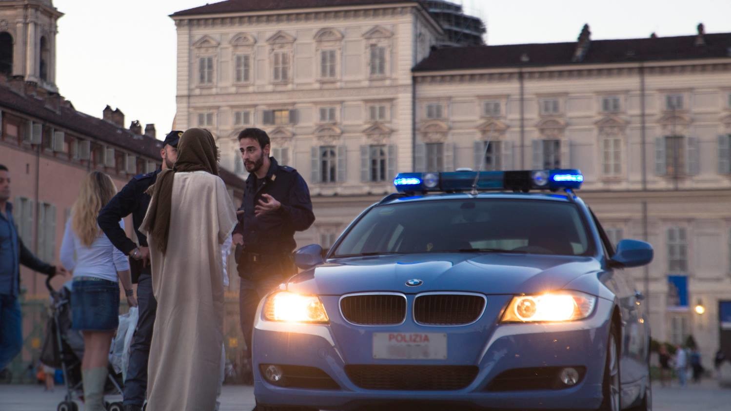 Хлопець носить хітон і сандалі