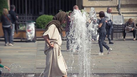 Хлопець носить хітон і сандалі