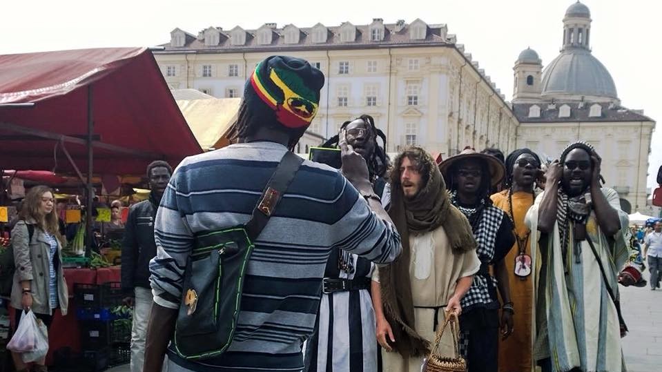 Хлопець носить хітон і сандалі