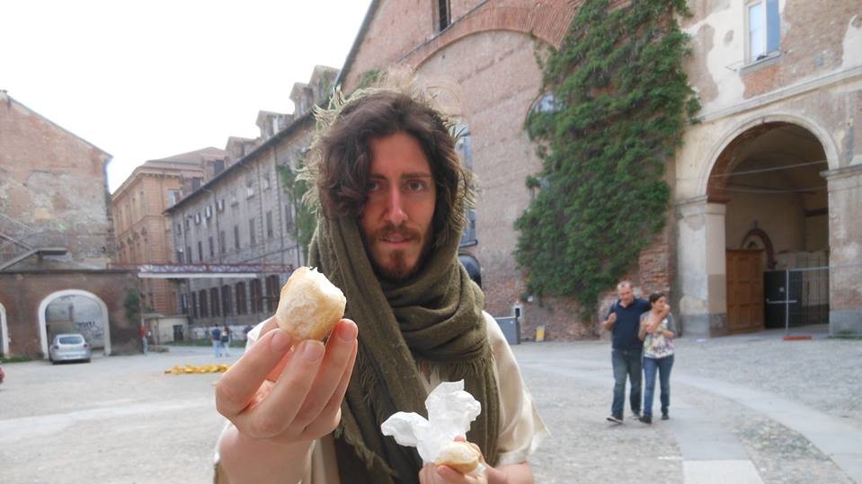 Хлопець носить хітон і сандалі