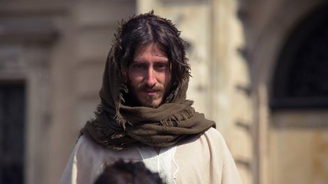 Хлопець носить хітон і сандалі