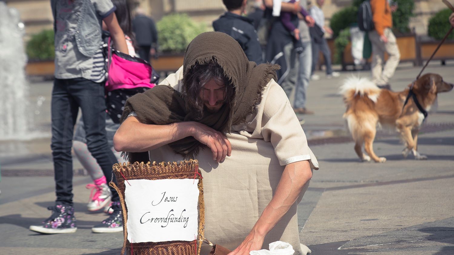 Хлопець носить хітон і сандалі
