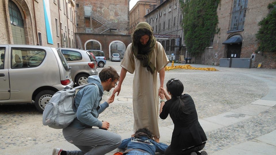 Хлопець носить хітон і сандалі