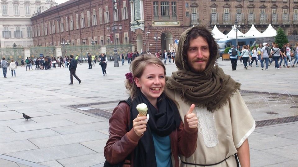 Хлопець носить хітон і сандалі