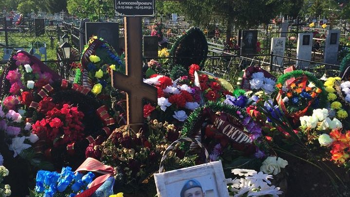 Британські журналісти відвідали могили Антона Савельєва, Тимура Мамаюсупова та Івана Кардаполова.