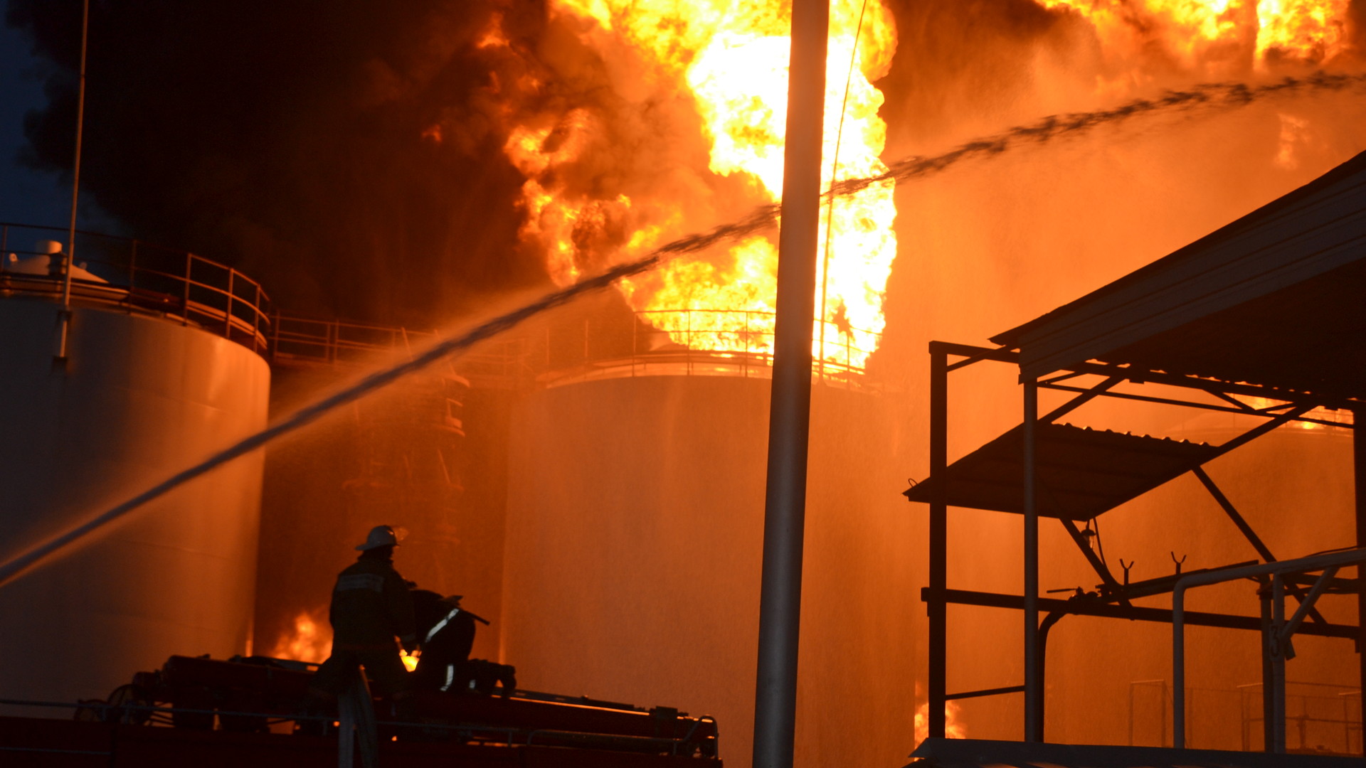 Дрон зняв пожежа на нафтобазі